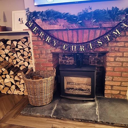 Luxury Group Celebration House With Hot Tub & Bar! Warminster Exteriör bild