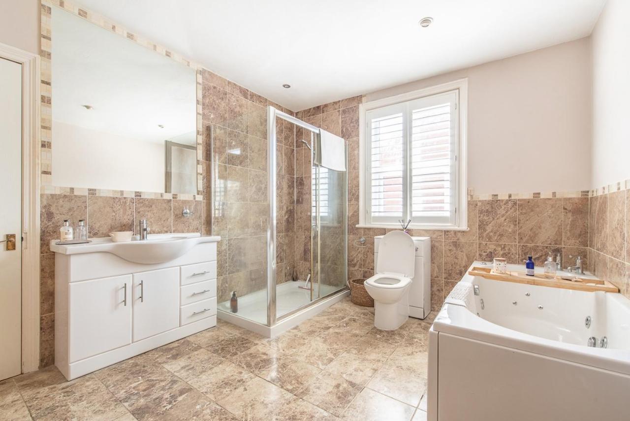 Luxury Group Celebration House With Hot Tub & Bar! Warminster Exteriör bild