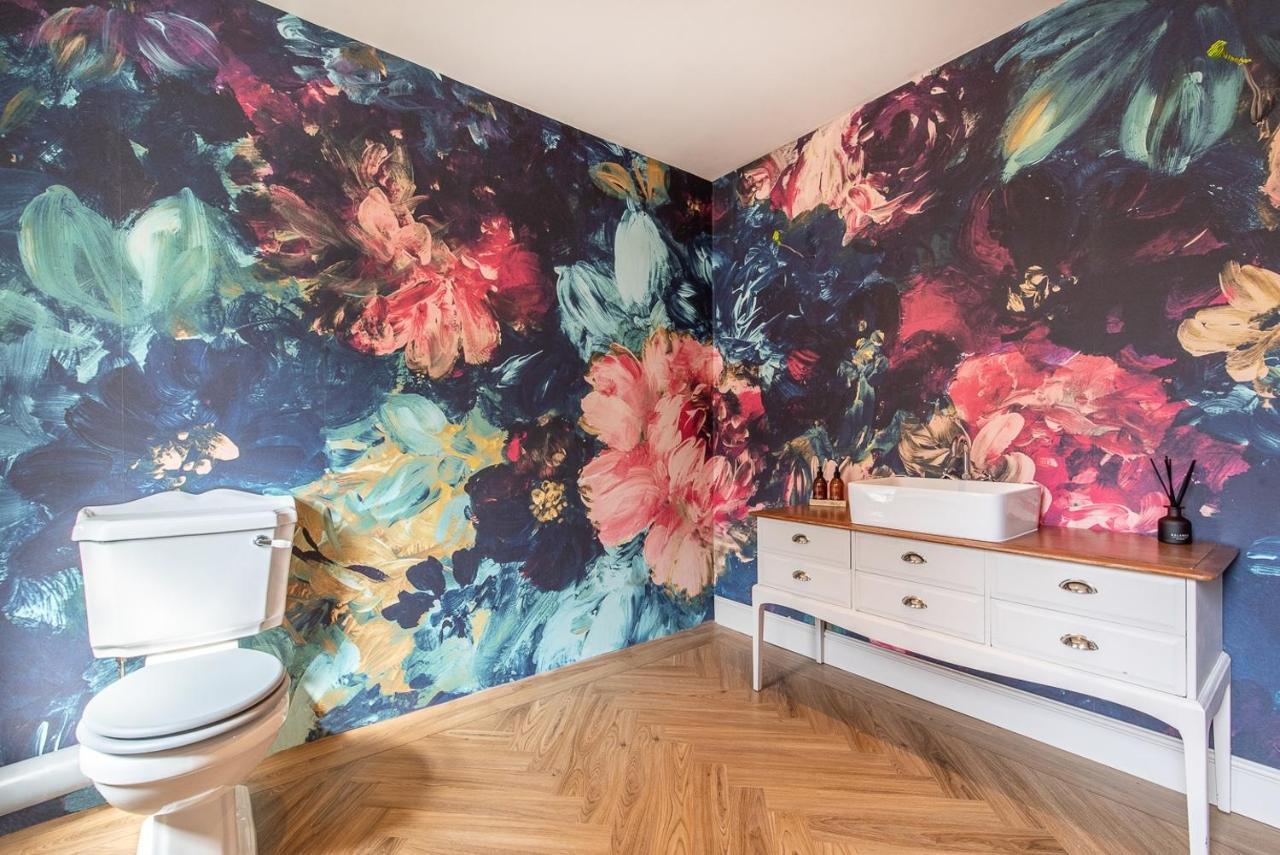 Luxury Group Celebration House With Hot Tub & Bar! Warminster Exteriör bild