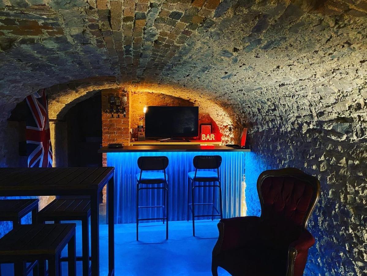 Luxury Group Celebration House With Hot Tub & Bar! Warminster Exteriör bild