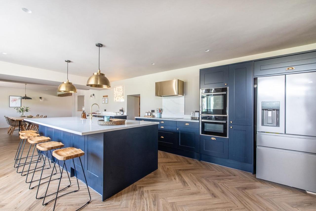 Luxury Group Celebration House With Hot Tub & Bar! Warminster Exteriör bild