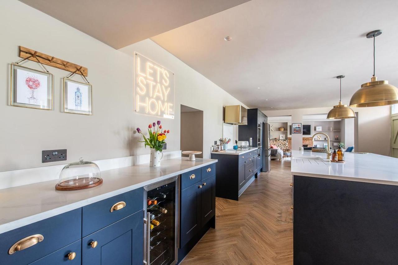 Luxury Group Celebration House With Hot Tub & Bar! Warminster Exteriör bild